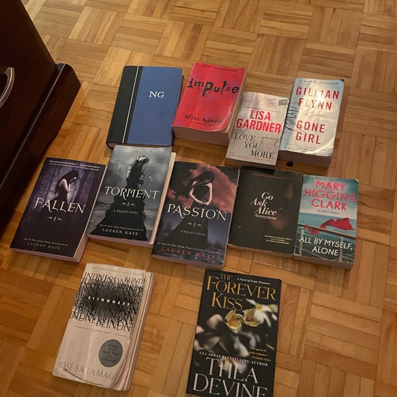 Random books all good ones - Picture 1 of 1